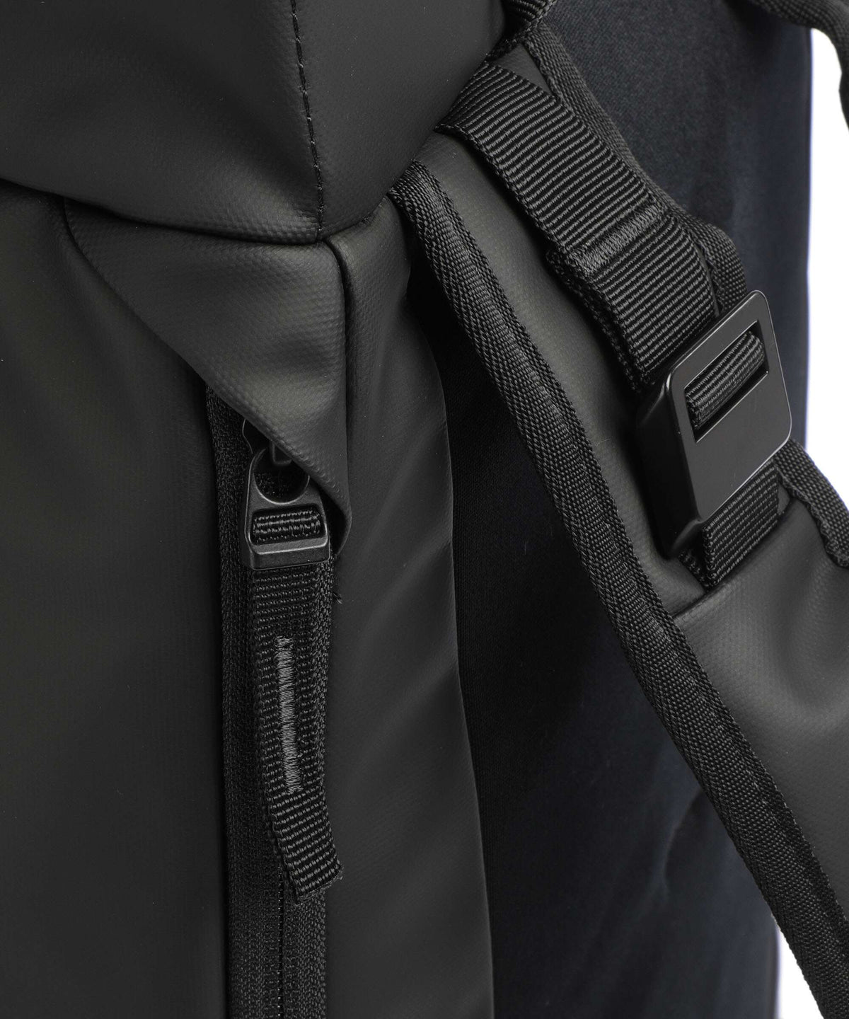 Db Hugger 25L Backpack black out