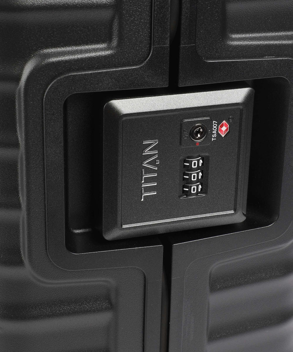 Titan Overseas Spinner (4 wheels) nightshade black