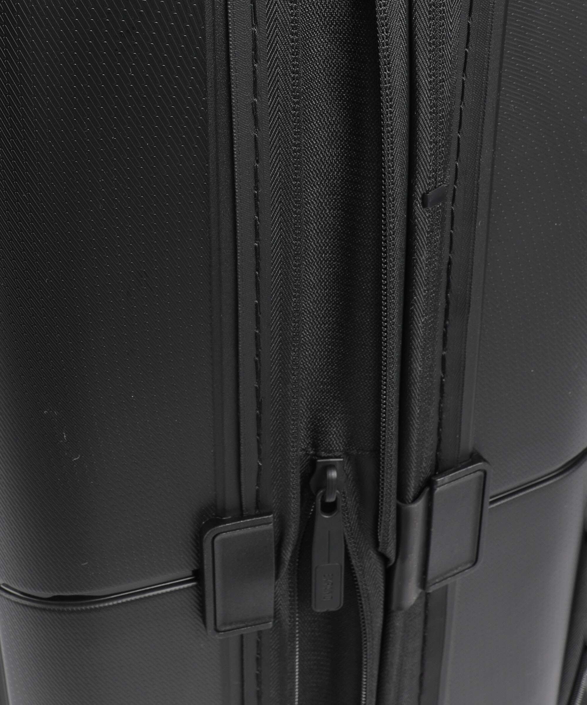 American Tourister Dashpop Spinner (4 wheels) true black