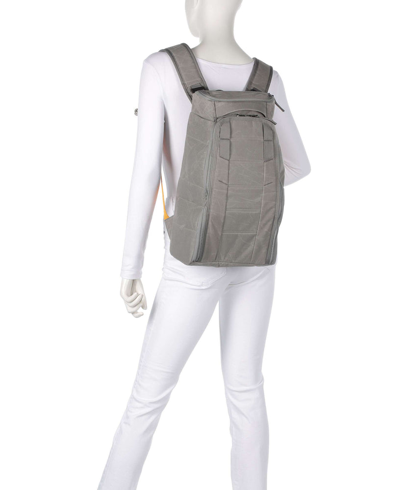 Db Hugger 20L Backpack sand grey