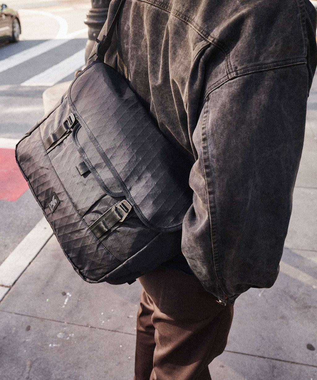 Chrome Midtown 20L Messenger bag black