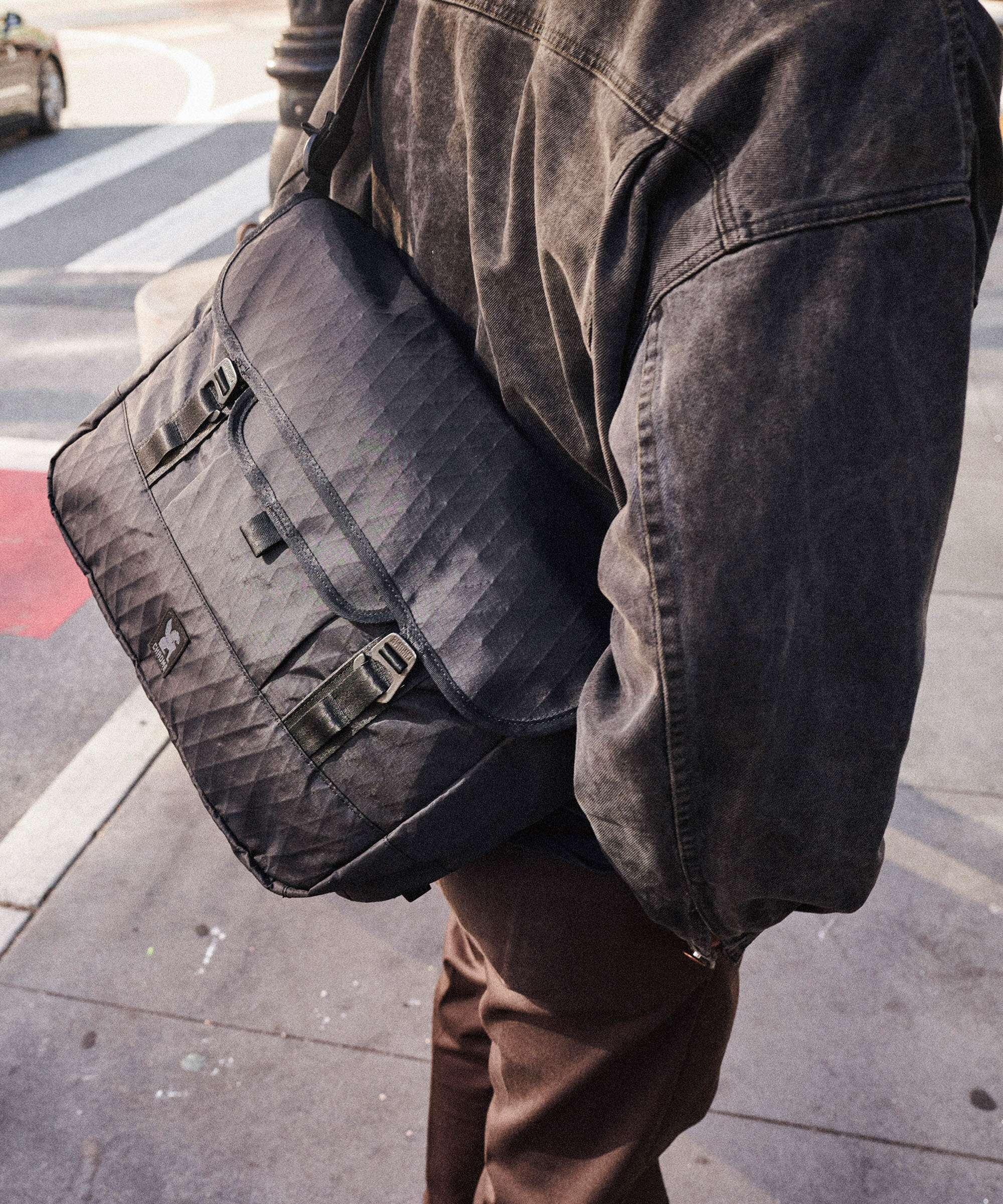 Chrome Midtown 20L Messenger bag black