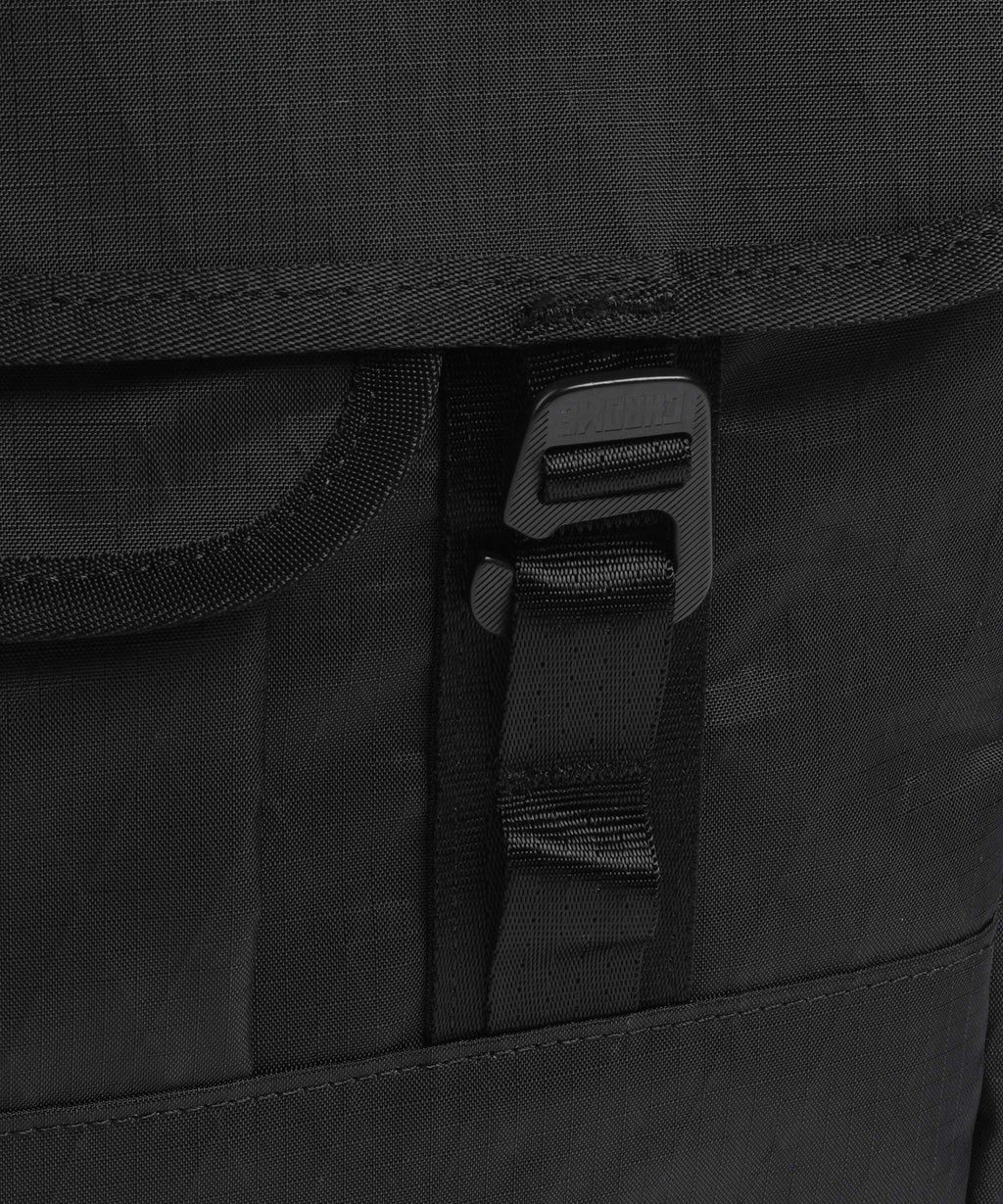 Chrome Midtown 20L Messenger bag black