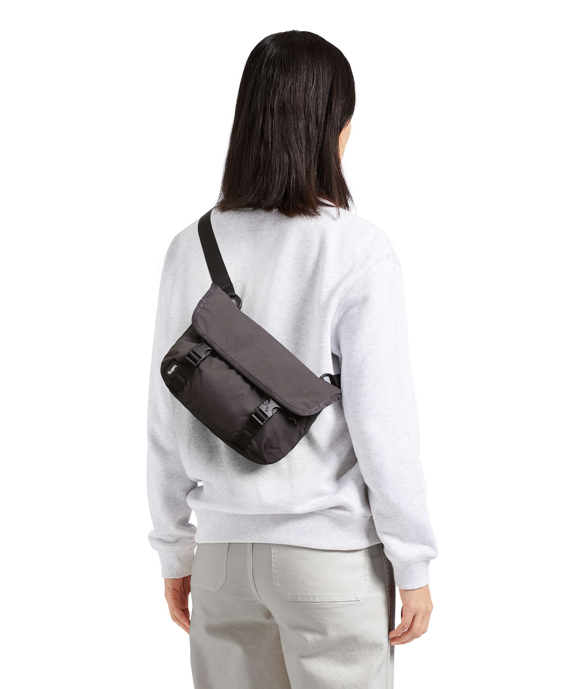 Bellroy Cinch 6 Mini Messenger bag oat
